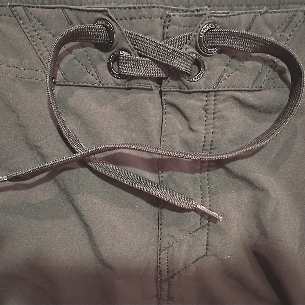 Oakley men’s shorts. Logo, front tie closure, back pocket/Velcro.